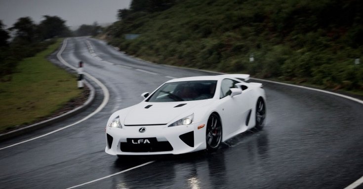 Lexus LFA az esőben