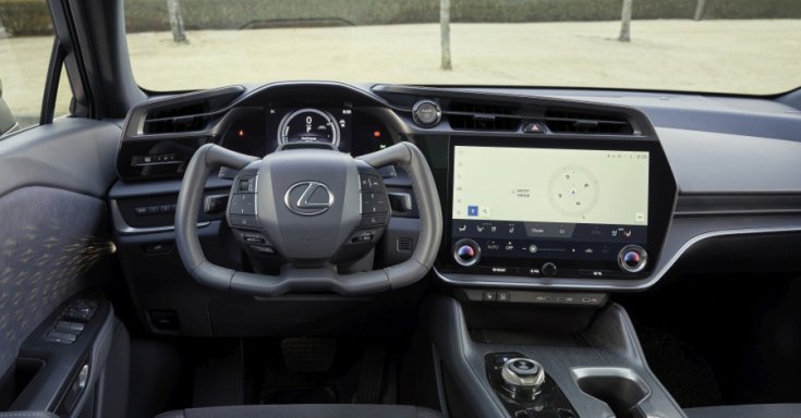 Lexus RZ 450e utastere szarvkormánnyal