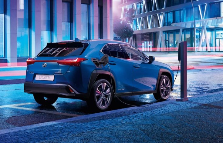 Lexus UX300e hátulról
