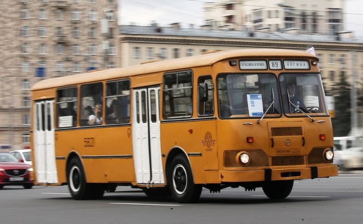 LiAZ – 677, sárga 2 ajtós busz, elölnézet, oldalnézet, jobbról, menet közben