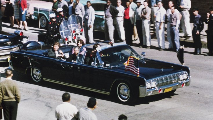 John F. Kennedy és nyitott Lincoln Continental, nem sokkal a merényleg előtt