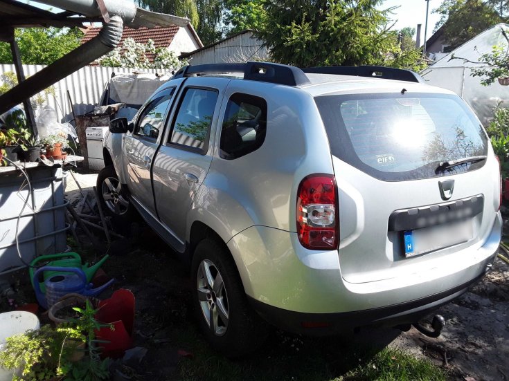 Ezüst színű Dacia Duster szeméthalom közepén