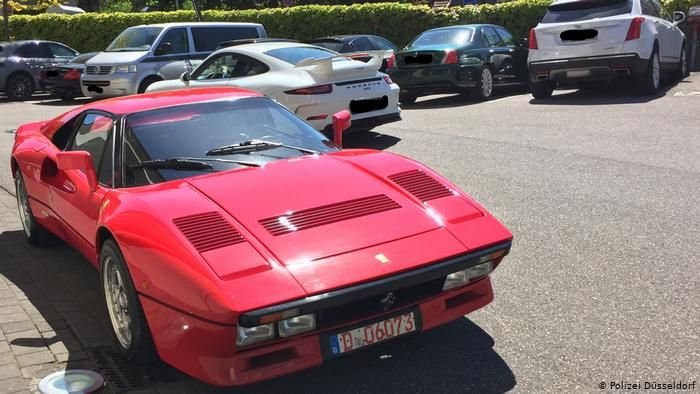 parkol Eddie Irvine korábbi Ferrarija