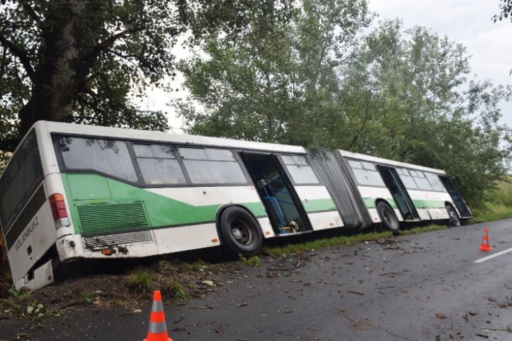 Lopott busz az árokban