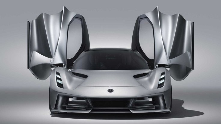 Lotus Evija vertikális ajtajai nyitva