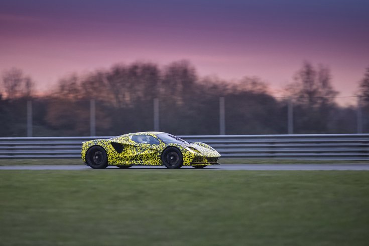 A Lotus Evija álcázva, oldalról fotózva