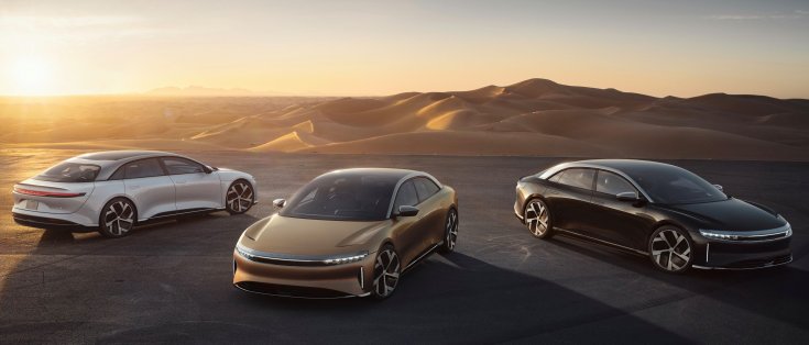 Három Lucid Air egymás mellett a sivatagban