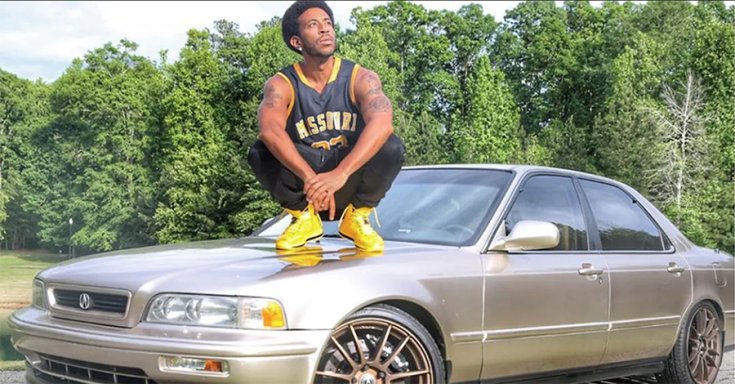 Ludacris az Acura Legend motorháztetején