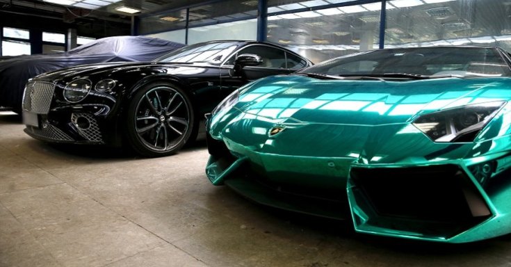 Egy képen a Bentley Continental (balra) és a Lamborghini Aventador