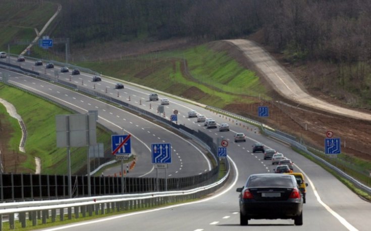 Autópályán közlekedő gépkocsik