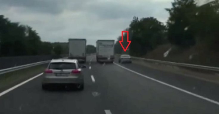 Szabálytalanul előz egy sofőr az M7-es autópálya leállósávjában