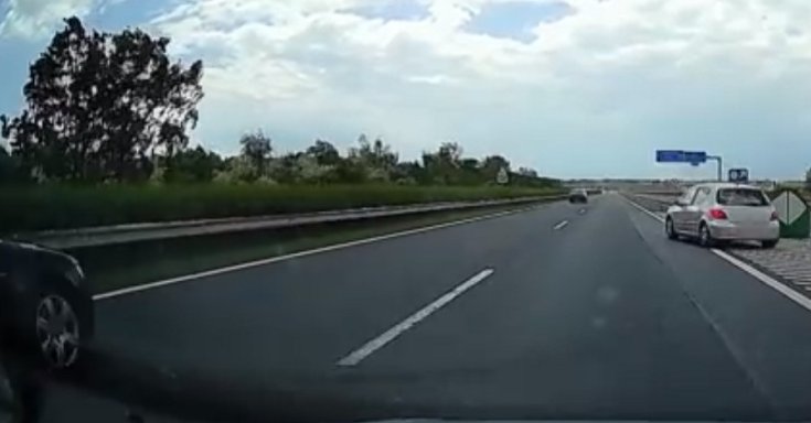 Egy szürke színű Peugeot tolat az M7-es autópályán