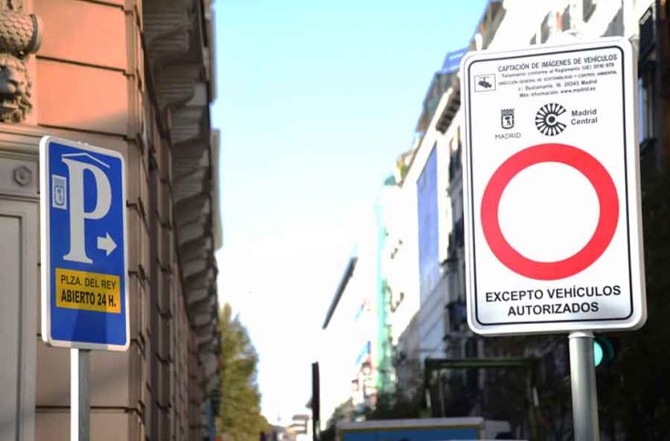 Madridi autókorlátozást jelzőtábla