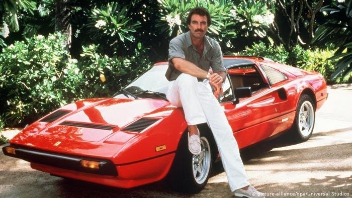Magnum egy Ferrarira támaszkodva