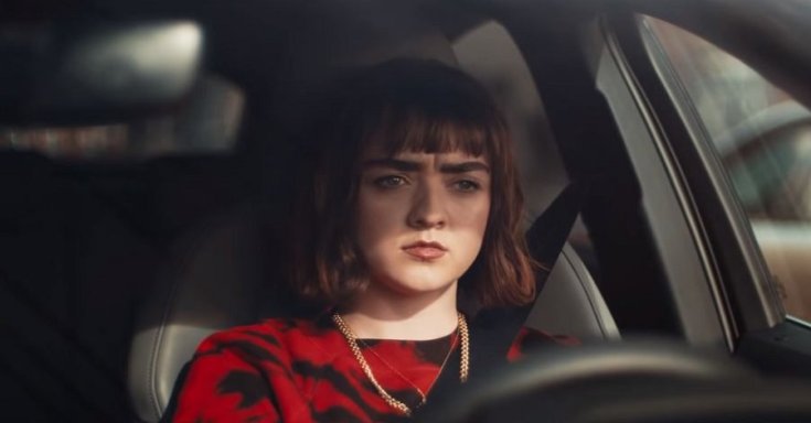 Maisie Williams az Audi e-tron Sportback volánja mögött