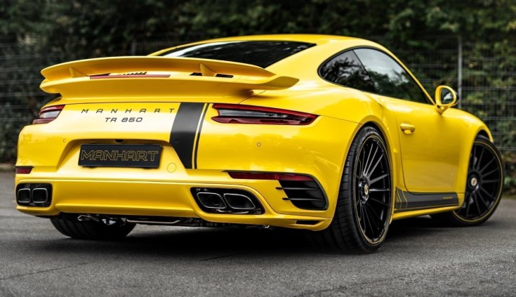 Tuningolt Porsche egy parkolóban hátulról, féloldalról