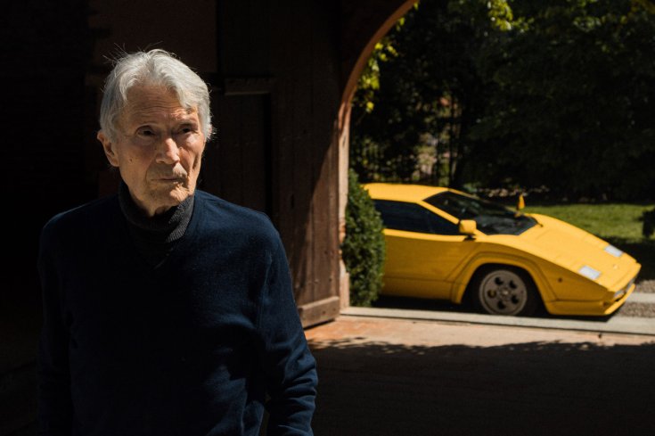 Marcello Gandini, a háttérben egy Lamborghini Countach