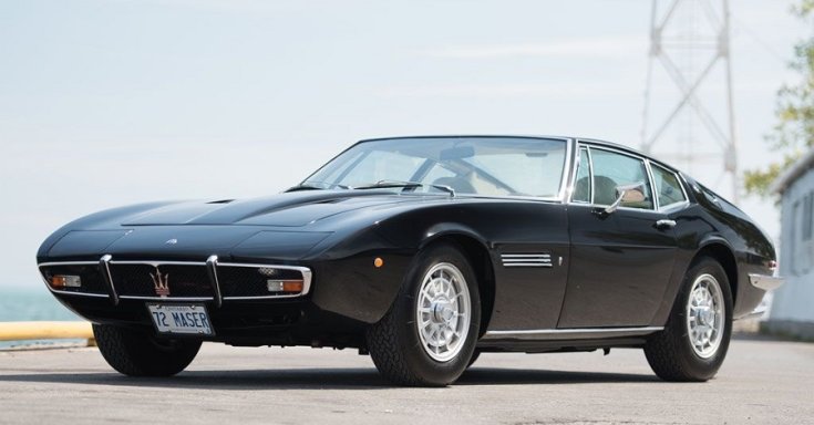 V8-as motor elől, hajtás hátul, mindez egy csodálatos karosszériába csomagolva. Mi más kéne még a boldogsághoz? A Maserati Ghiblit 1966-ban mutatták be először a Torinóban, 1973-as nyugdíjazásáig páratlan szépséget képviselt az autóiparban. Azóta ára még magasabbra emelkedett, igazi csemege a gyűjtők számára!