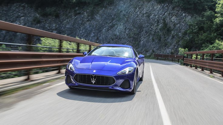 Maserati GranTurismo szemből fotózva menetközben