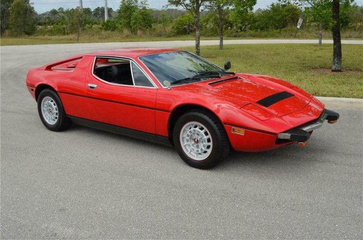Maserati Merak oldalról, piros színben