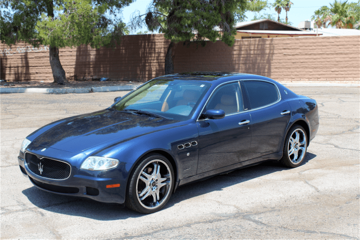 Maserati Quattroporte szemből, parkolóban
