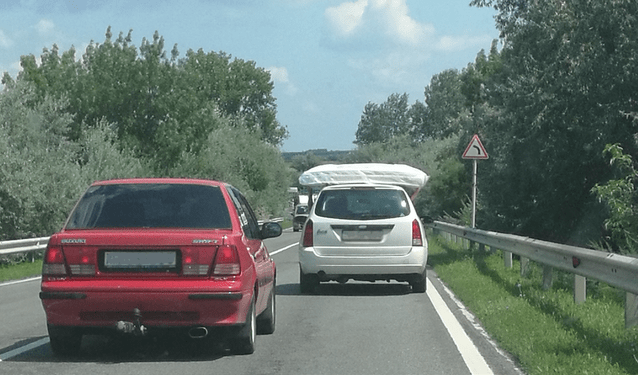 Rögzítés nélkül szállított matracot egy autós Székesfehérvár közelében