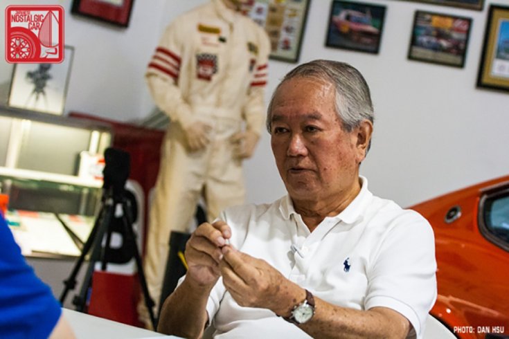 Yoshihiko Matsuo a Datsun 240Z tervező designere szemből, tollal a kezében