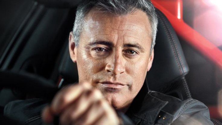 Matt LeBlanc egy autó volánja mögött