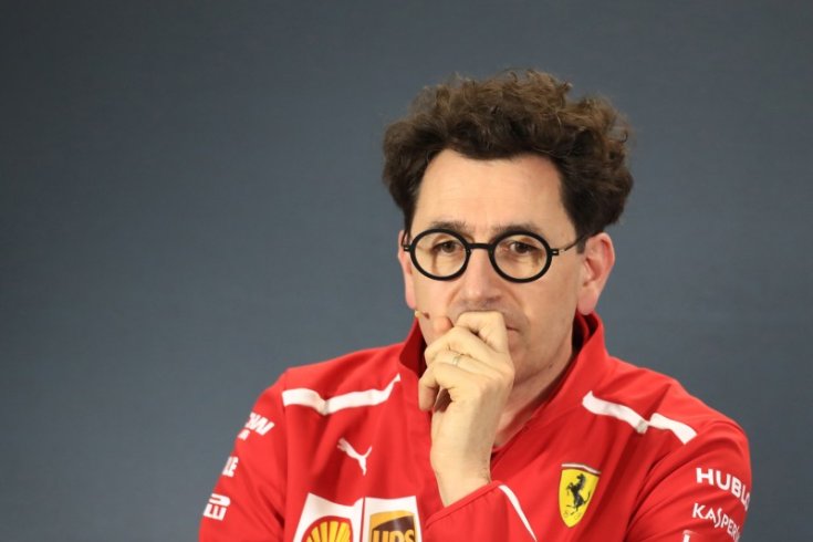 Mattia Binotto, a Ferrari csapatfőnöke szája elé tartja kezét