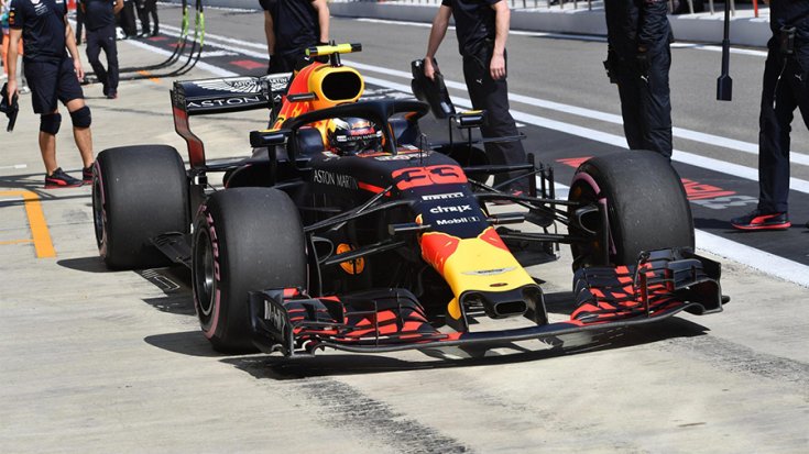 Max Verstappen a boxban szemből fotózva