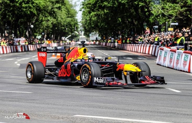 Max Verstappen tart bemutatót Budapesten egy F1-es kocsival