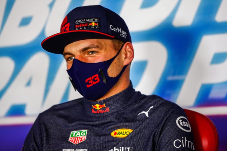 Max Verstappen egy sajtótájékoztatón