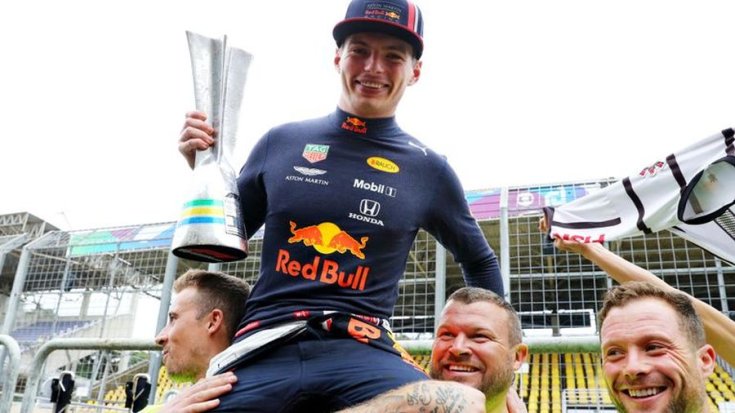 Max Verstappen a serleggel a kezében a Brazil Nagydíj után