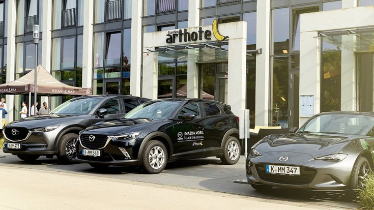 Mazda Carsharing modellek egy német utcaképen