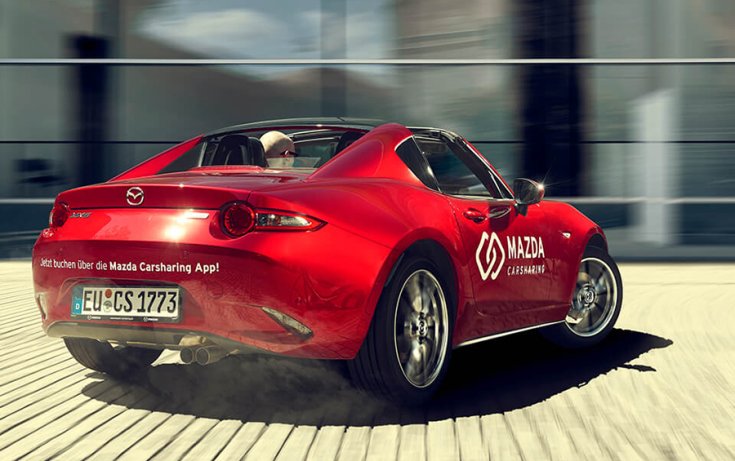 Mazda Carsharing MX-5 menet közben brand fotón