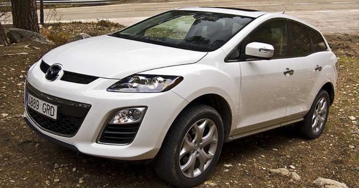 Mazda CX-7 fehér színben, 45 fokos szögből