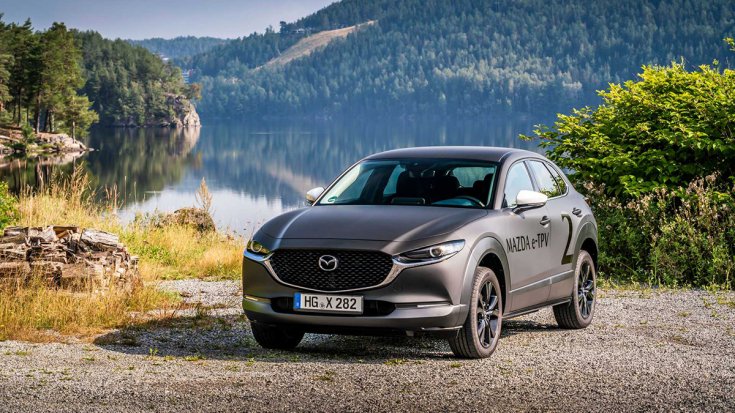 Mazda e-TPV szemből, vízparton