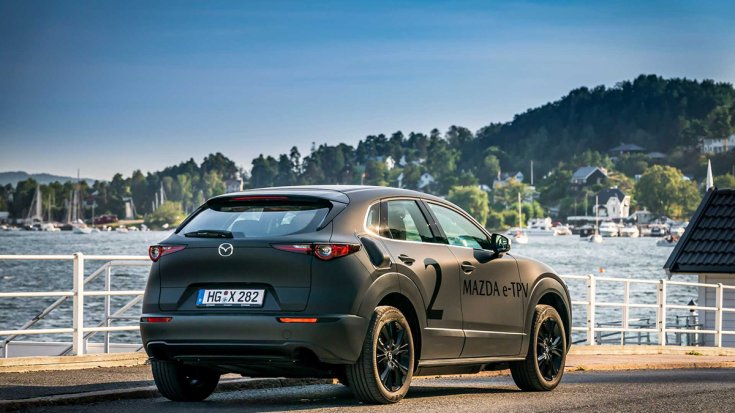 Mazda e-TPV hátulról vízparton