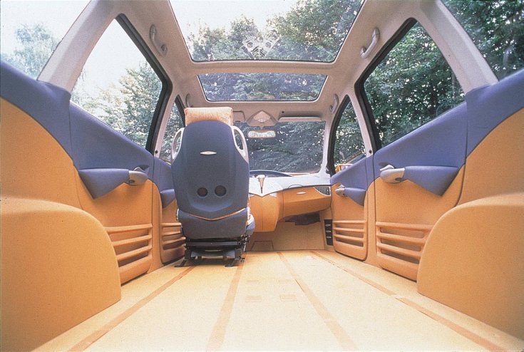 Fotó egy sárga színű Mazda SW-X koncepció egyterű autó sík padlójú belsejéről