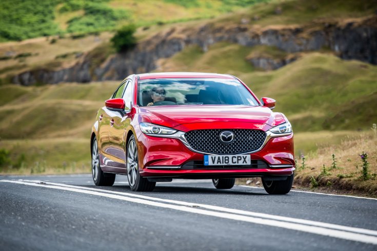 Mazda 6-os modell egy vidéki országúton menet közben féloldalól