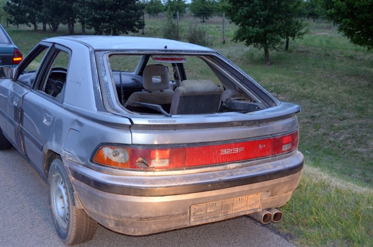 Mazda 323 hátulról