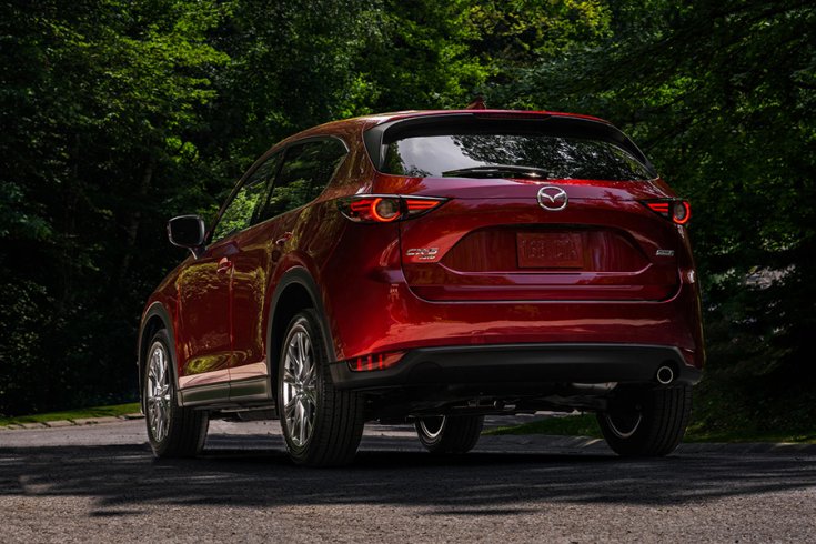 A Mazda CX-5 crossover hátulról fotózva