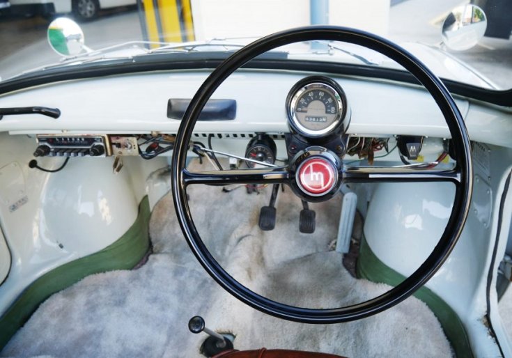 1960 1966 Mazda R360, műszerfal, jobbkormány, babakék, elölről, szemből, japán mikroautó, kei car, veterán, retrovasak, alapjárat