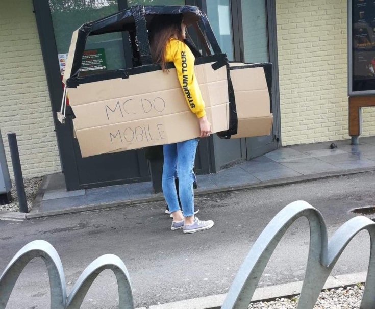 Kartonautó egy belgiumi McDrive-ban