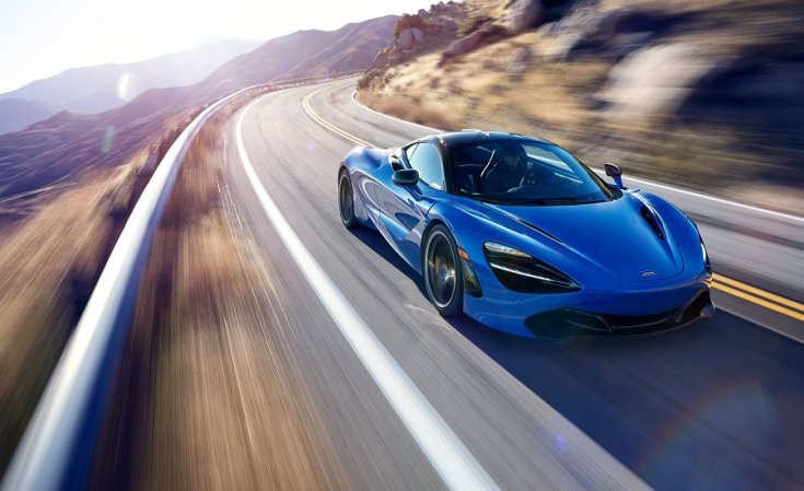 McLaren 720S menet közben