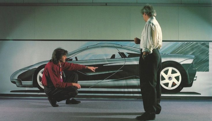 Gordon Murray a McLaren F1 tervezője, mellette az F1 konceptje