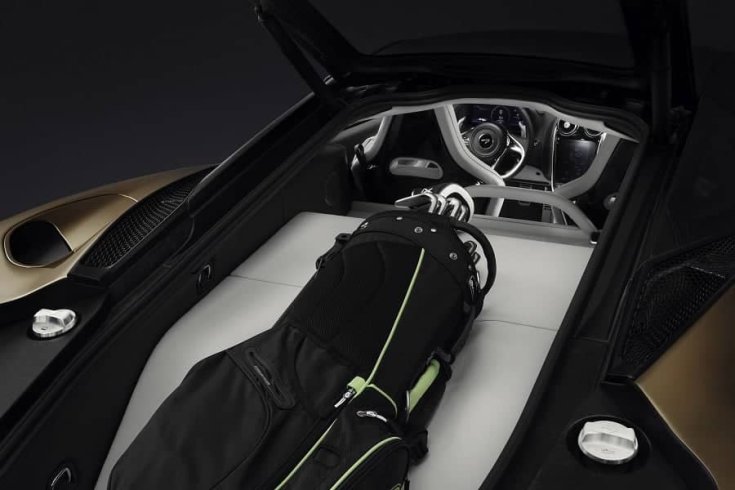 McLaren GT csomagterében golftáska