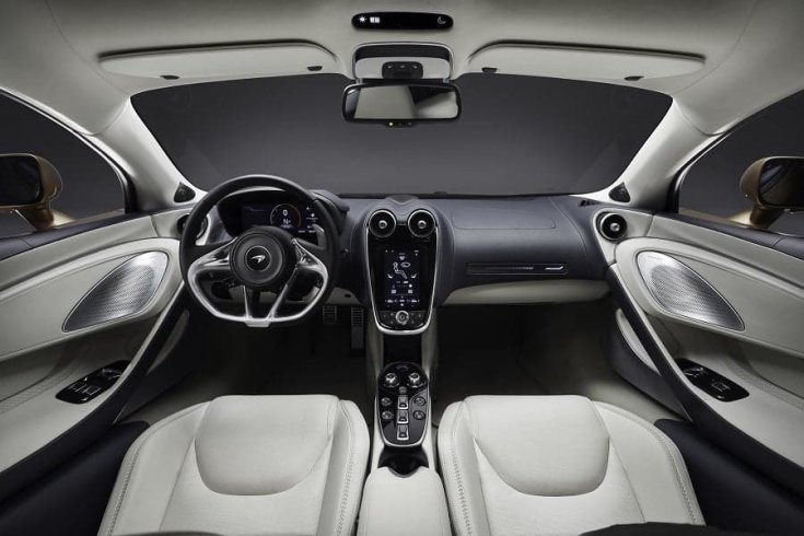 McLaren GT letisztult, fehér-fekete utastere
