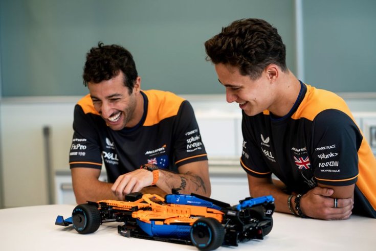 Ricciardo és Norris nézik a McLaren Lego változatát
