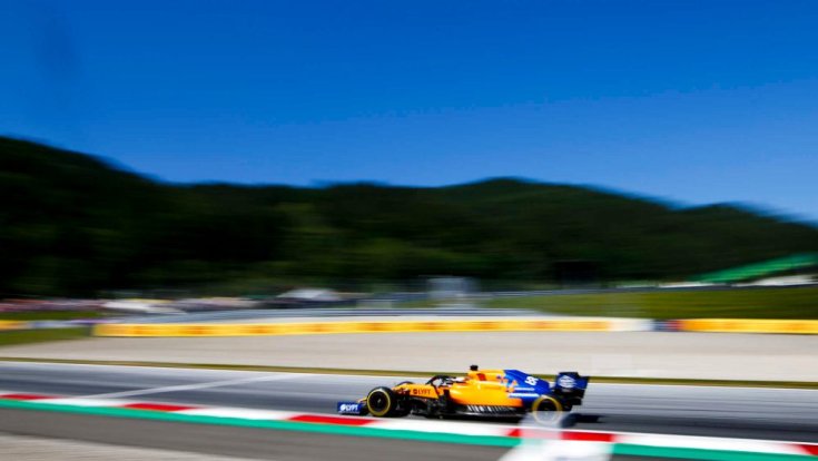 McLaren gyorsít ki a kanyarból